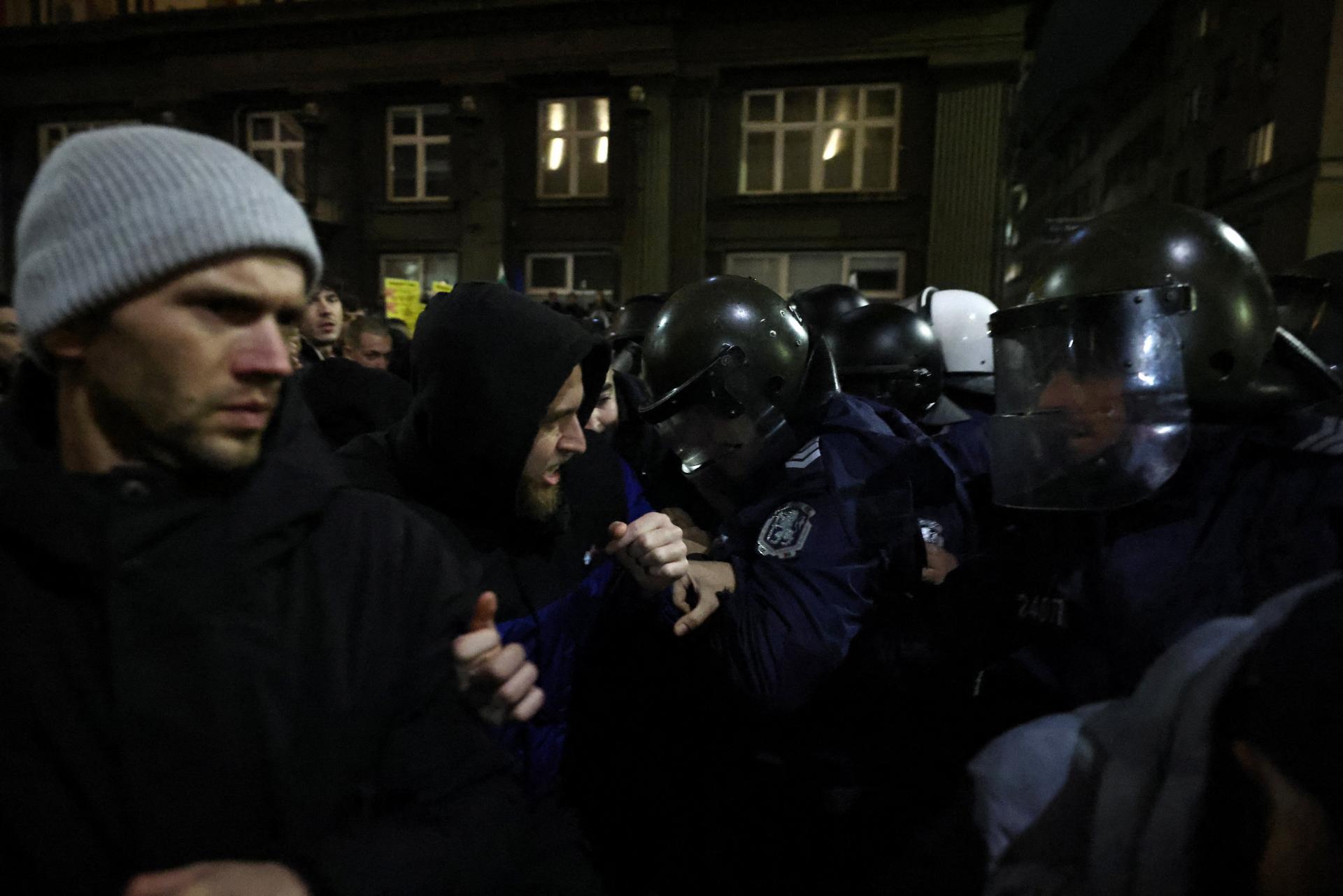 Ľudia v Bulharsku protestovali pred budovou parlamentu proti novému rozpočtu