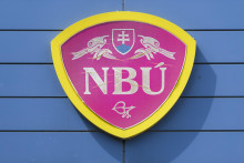 Tabuľa s nápisom na budove, v ktorej sídli Národný bezpečnostný úrad na Budatínskej ulici v Bratislave. FOTO: TASR/Jaroslav Novák