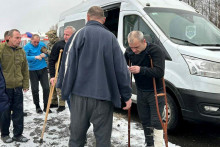 Ilustračná fotografia - Ukrajinskí vojnoví zajatci po výmene uprostred ruského útoku na Ukrajinu na neznámom mieste na Ukrajine. FOTO: Reuters