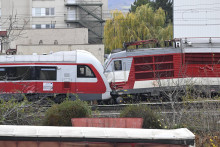 Dva vlaky nasledujúci deň po zrážke pri Pezinku v pondelok 10. novembra 2025. FOTO: TASR/Michal Svítok
