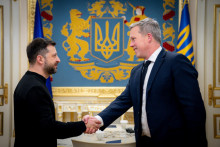 Ukrajinský prezident Volodymyr Zelenskyj a tajomník amerického ministra obrany pre výzbroj a výcvik vojakov Daniel Driscoll v Kyjeve (20. novembra 2025). FOTO: Reuters