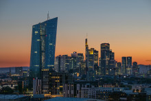 Pohľad na budovu Európskej centrálnej banky vo Frankfurte. Dôvera v ekonomiku eurozóny aj EÚ v novembri mierne vzrástla. FOTO: TASR/DPA