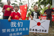 Deti držia transparenty počas protijaponského protestu v Nanningu v autonómnej oblasti Kuang-si v Číne. (19. augusta 2012). FOTO: Reuters