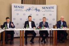 Prvý podpredseda Poslaneckej snemovne českého parlamentu (PSP ČR) Patrik Nacher, predseda PSP ČR Tomio Okamura, predseda Senátu Miloš Vystrčil a prvý podpredseda Senátu Jiří Drahoš. FOTO: TASRBarbora Vizváryová