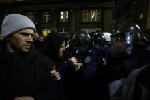 Protestujúci sa potýkajú s políciou počas demonštrácie organizovanej bulharskými opozičnými stranami a organizáciami proti navrhovanému rozpočtu krajiny. FOTO: REUTERS