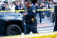 Príslušník Federálnej ochrannej služby prechádza cez uzavretú oblasť po tom, čo boli dvaja príslušníci Národnej gardy postrelení neďaleko Bieleho domu vo Washingtone. FOTO: Reuters