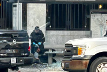 Orgány činné v trestnom konaní zasahujú na mieste po tom, čo boli dvaja príslušníci Národnej gardy postrelení neďaleko Bieleho domu vo Washingtone, D.C. FOTO: Reuters