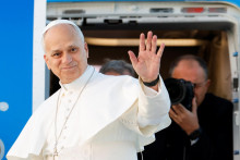 Pápež Lev XIV. máva pri nástupe do pápežského lietadla pred svojou prvou apoštolskou cestou. FOTO: REUTERS