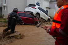 Povodne po silných dažďoch v indonézskom meste Padang. FOTO: Reuters