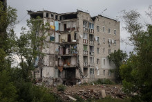 Poškodený bytový dom v meste Izjum. FOTO: Reuters