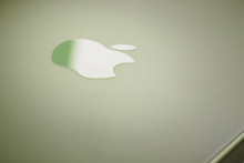 Logo spoločnosti Apple na smartfóne iPhone.