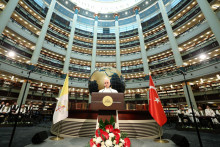 Pápež Lev XIV. sa prihovára v Národnej knižnici Prezidentského paláca v Ankare. FOTO: Reuters/Tlačová kancelária tureckého prezidenta