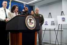 Americká prokurátorka pre D.C. Jeanine Pirro hovorí počas tlačovej konferencie s riaditeľom FBI Kashom Patelom a ďalšími predstaviteľmi o streľbe na dvoch príslušníkov Národnej gardy 26. novembra vo Washingtone, D.C. FOTO: Reuters