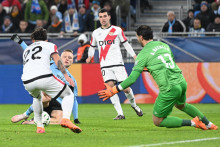 Vpravo brankár Raya Augusto Batalla a hráč Raya Alfonso Espino (v popredí vľavo) v zápase 4. kola ligovej fázy Konferenčnej ligy ŠK SLOVAN BRATISLAVA - Rayo Vallecano v Bratislave. FOTO: TASR/Martin Baumann