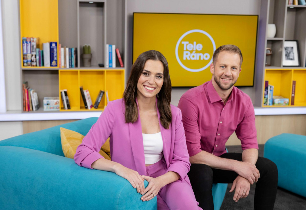 Lucia Hlaváčková moderuje Teleráno s Matúšom Krnčokom.