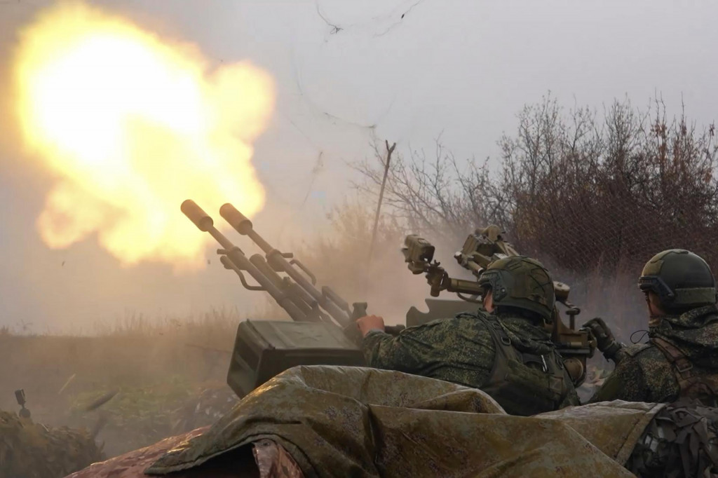 Ruskí vojaci pália na ukrajinské pozície. FOTO: TASR/AP