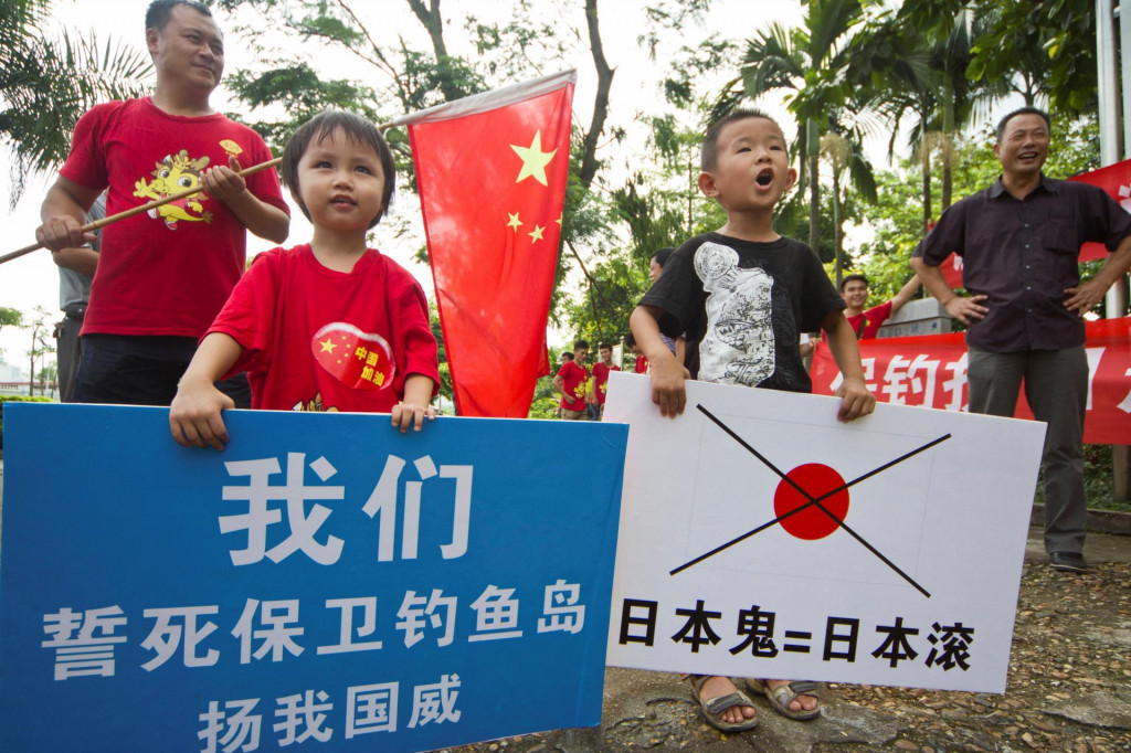 Deti držia transparenty počas protijaponského protestu v Nanningu v autonómnej oblasti Kuang-si v Číne. (19. augusta 2012). FOTO: Reuters