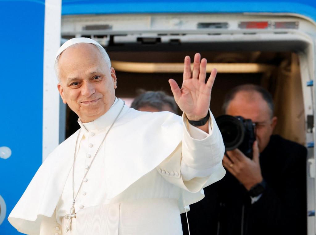 Pápež Lev XIV. máva pri nástupe do pápežského lietadla pred svojou prvou apoštolskou cestou. FOTO: REUTERS