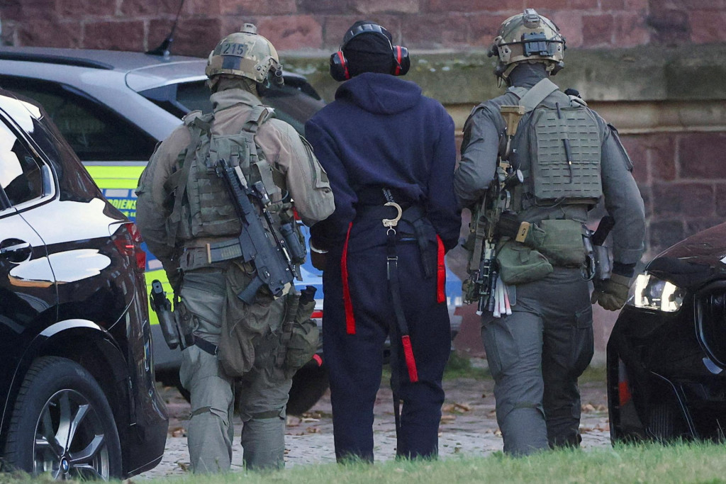 Polícia eskortuje Serhiiho K. z vrtuľníka pred vypočutím u nemeckého federálneho prokurátora v Karlsruhe v Nemecku. FOTO: Reuters