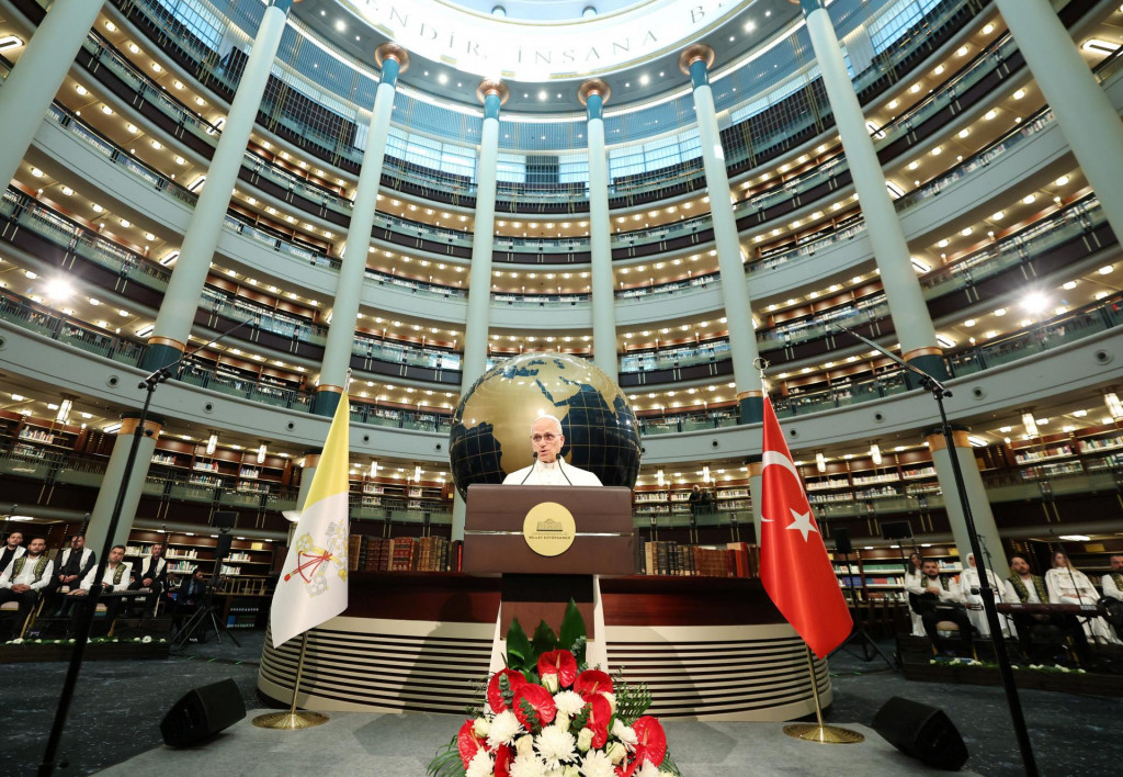 Pápež Lev XIV. sa prihovára v Národnej knižnici Prezidentského paláca v Ankare. FOTO: Reuters/Tlačová kancelária tureckého prezidenta