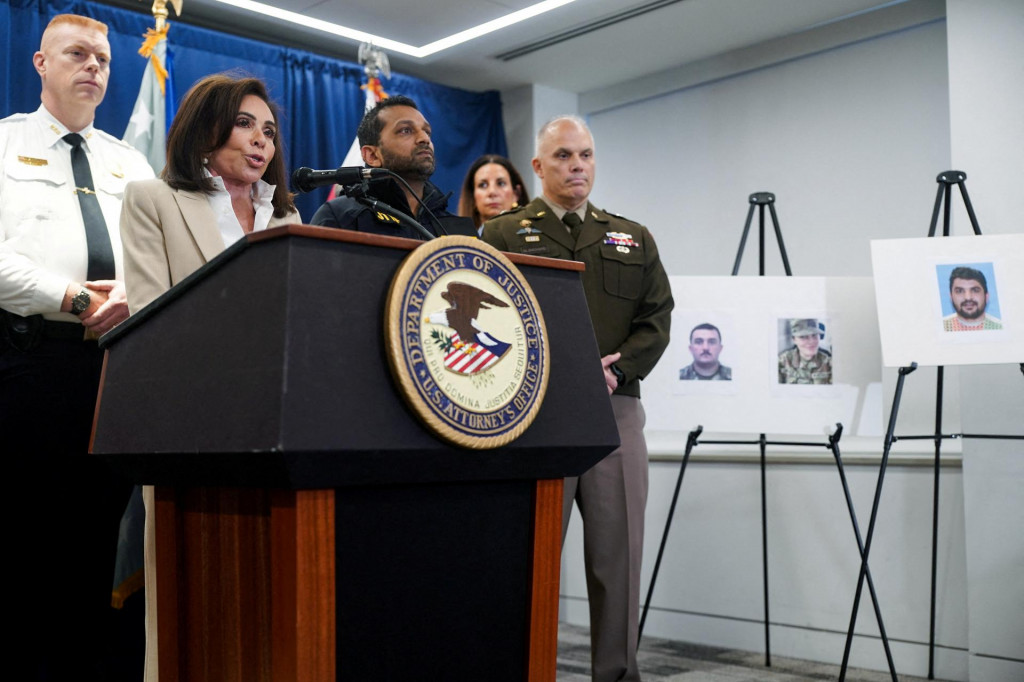 Americká prokurátorka pre D.C. Jeanine Pirro hovorí počas tlačovej konferencie s riaditeľom FBI Kashom Patelom a ďalšími predstaviteľmi o streľbe na dvoch príslušníkov Národnej gardy 26. novembra vo Washingtone, D.C. FOTO: Reuters