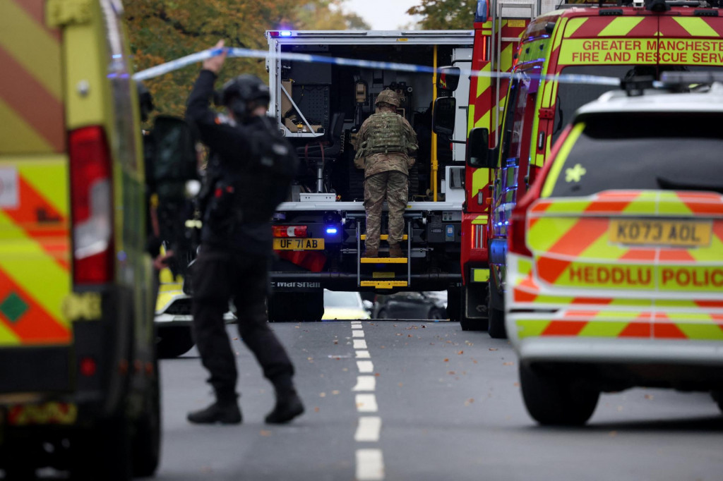 Záchranári pracujú na mieste po útoku, pri ktorom auto narazilo do chodcov v blízkosti synagógy v severnom Manchestri v Británii. FOTO: Reuters
