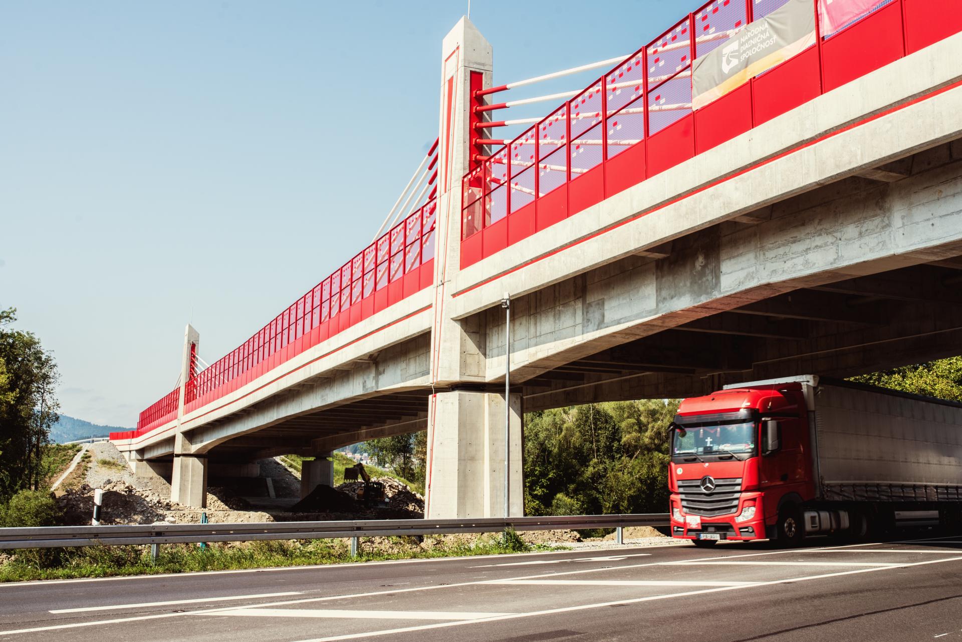 Ráž avizuje významný míľnik. Ešte pred spustením Višňového ide poklepať kameň na ďalšej žilinskej diaľnici