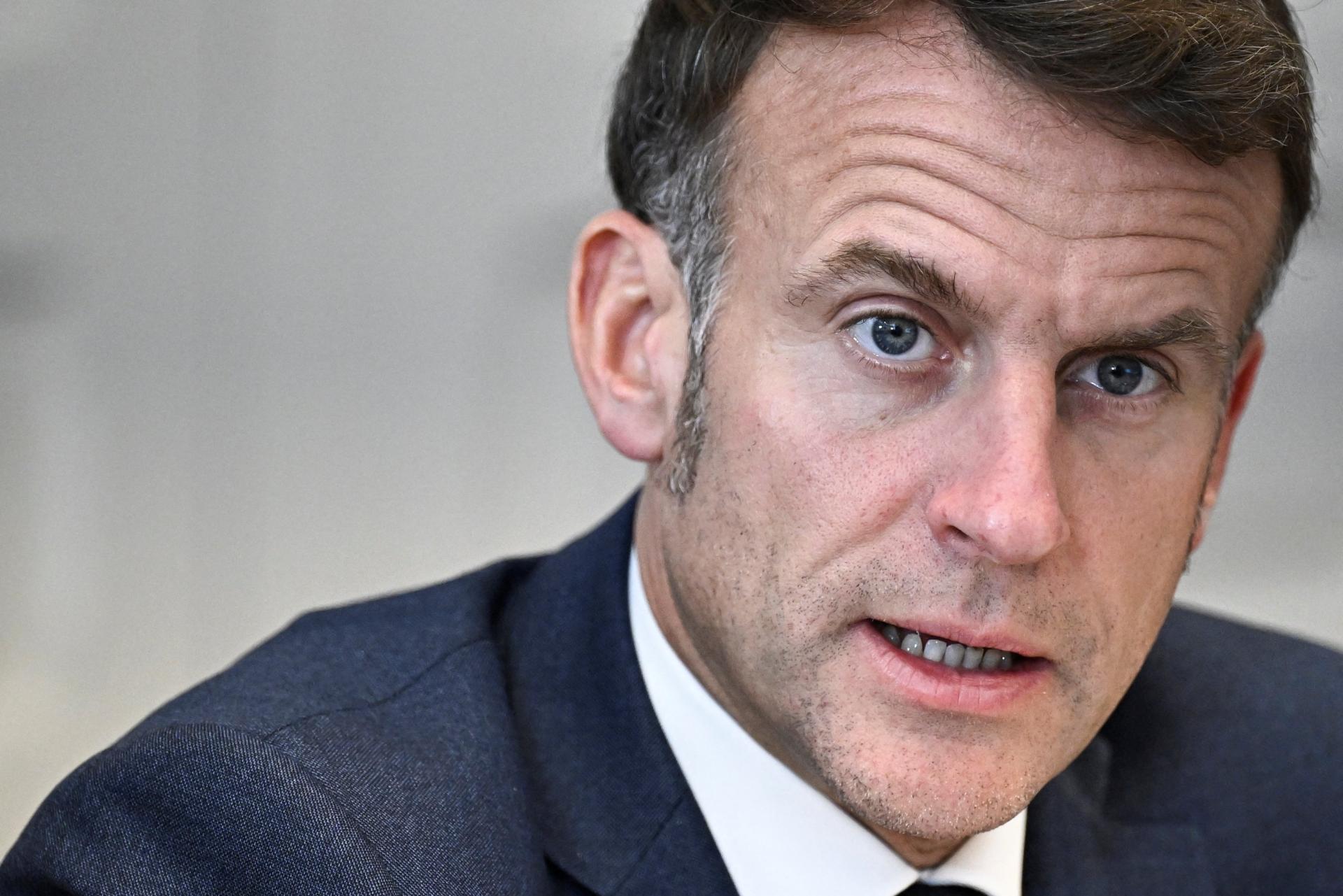 Macron nalieha na zmenu zákona, chce urýchliť blokovanie dezinformácií