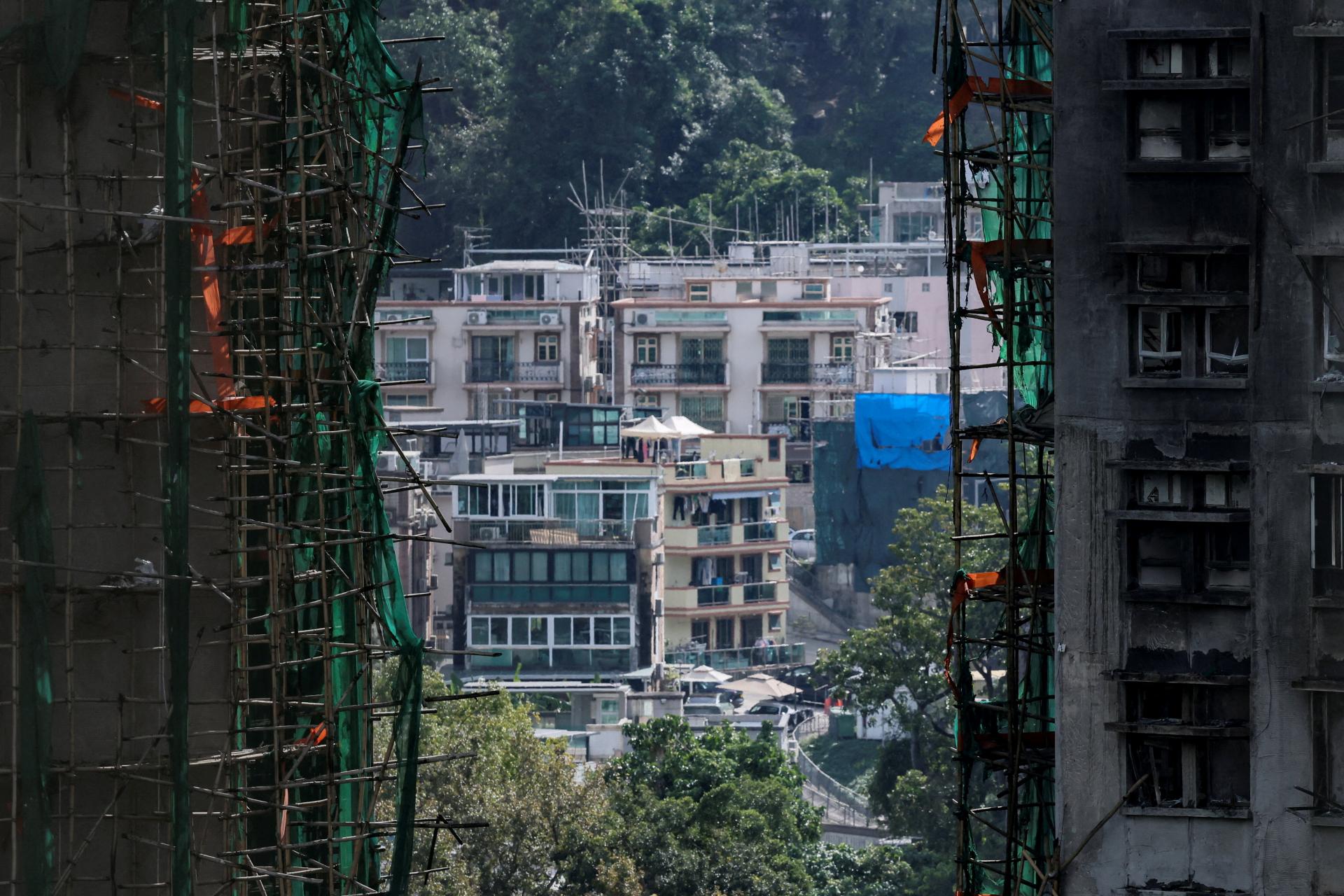 Počet obetí požiaru v Hongkongu vzrástol na 128, záchranné práce sa skončili