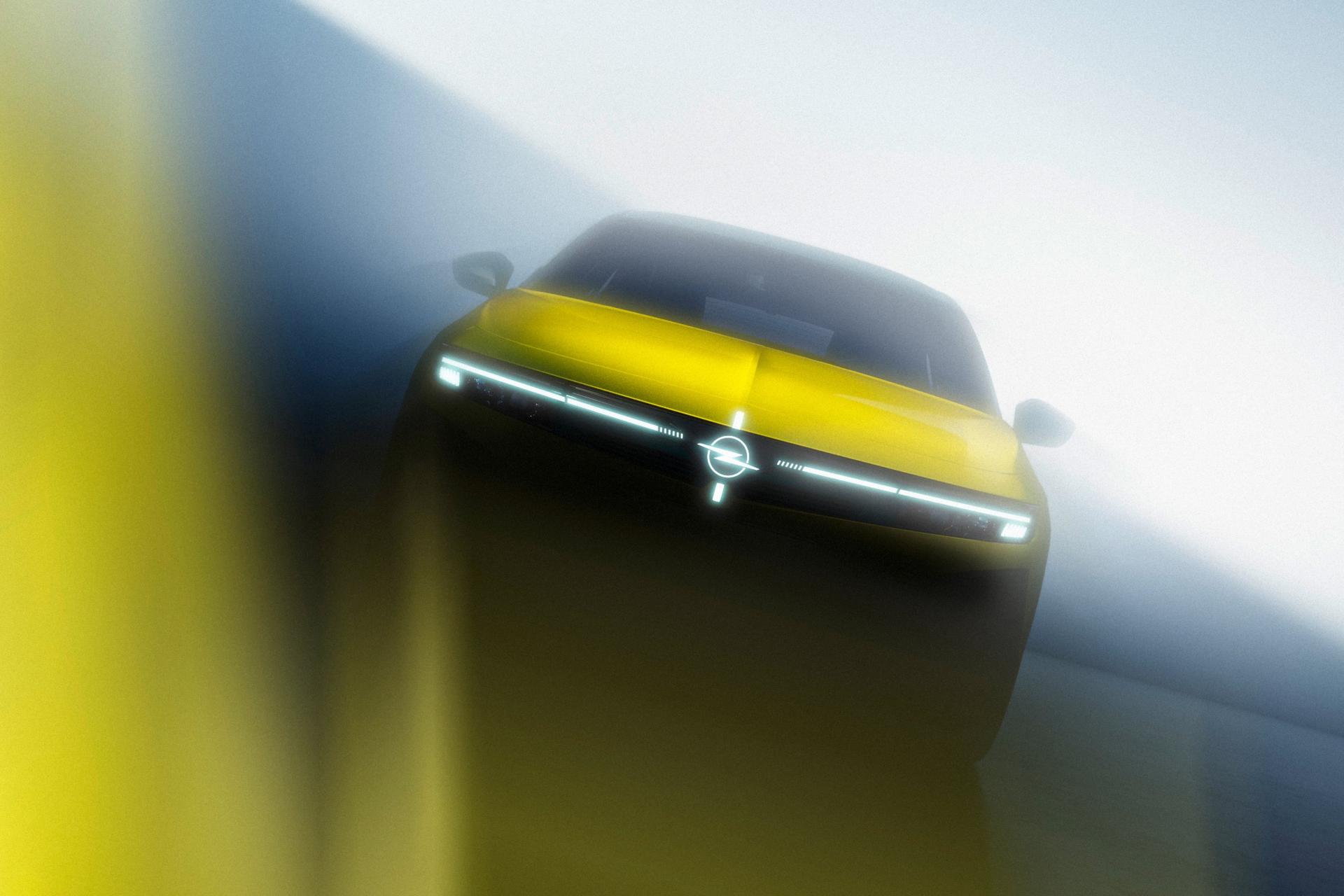 Opel už láka na modernizovaný bestseller. Novinka značky dostane aj svietiace logo