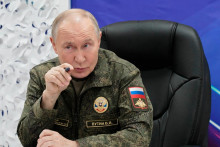 Na snímke ruský prezident Vladimir Putin počas jeho návštevy jedného z veliteľských stanovíšť Západnej skupiny ruskej armády. FOTO: TASR/AP
