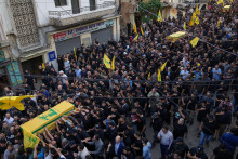 Bojovníci Hizballáhu nesú rakvu s telesnými pozostatkami zabitého náčelníka generálneho štábu proiránskeho šiitského hnutia Hizballáh Hajsama Alího Tabatabáího a dvoch ďalších bojovníkov Hizballáhu. FOTO: TASR/AP