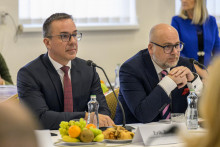 Zľava minister práce, sociálnych vecí a rodiny Erik Tomáš (Hlas-SD) a štátny tajomník Ministerstva vnútra Michal Kaliňák. FOTO: TASR/Veronika Mihaliková