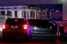 Americký prezident Donald Trump vo štvrtok oznámil, že 20-ročná príslušníčka Národnej gardy Sarah Beckstromová, ktorá bola v stredu postrelená v blízkosti Bieleho domu, zraneniam podľahla. FOTO: Reuters