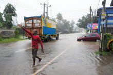 Srí Lanka od minulého týždňa bojuje s nepriaznivým počasím. Situácia sa vo štvrtok zhoršila pre silné dažde, ktoré zaplavili domy, polia i cesty a spôsobili zosuvy pôdy. FOTO: Reuters