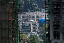 Budovy bytového komplexu Wang Fuk Court požiar. FOTO: Reuters