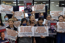 Rodiny obetí vojny proti drogám a ich podporovatelia oslavujú po tom, ako odvolací sudcovia Medzinárodného trestného súdu zamietli žiadosť o prepustenie bývalého filipínskeho prezidenta Rodriga Duterteho. FOTO: Reuters