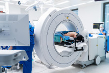 V Nemocnicci Bory odstránili zhubný nádor na chrbtici endoskopicky a s 3D navigáciou.