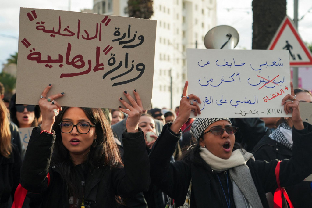 Tunisania pochodujú v hlavnom meste na protest proti tuniskému prezidentovi Kaisovi Saídovi, ktorý ho obvinil z upevňovania vlády jedného muža prostredníctvom využívania súdnictva a polície. FOTO: Reuters