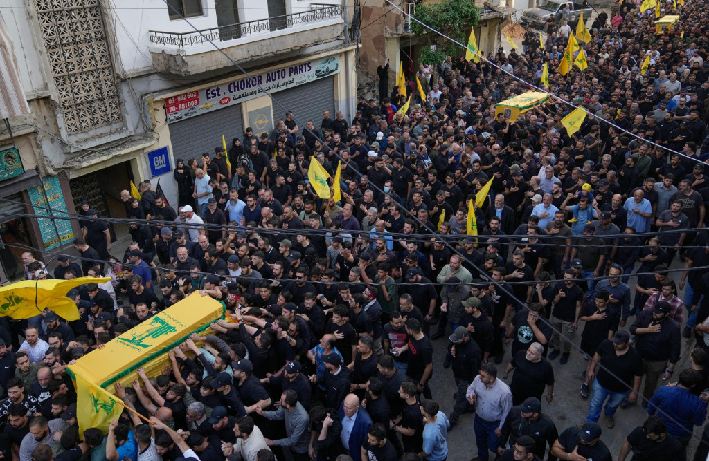 Bojovníci Hizballáhu nesú rakvu s telesnými pozostatkami zabitého náčelníka generálneho štábu proiránskeho šiitského hnutia Hizballáh Hajsama Alího Tabatabáího a dvoch ďalších bojovníkov Hizballáhu. FOTO: TASR/AP