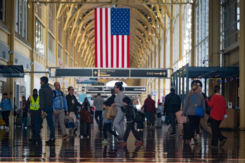 Cestujúci prechádzajú terminálom na Národnom letisku Ronalda Reagana vo Washingtone v Arlingtone v štáte Virgínia v USA počas uzatvorenia prevádzky americkej vlády. FOTO: Reuters