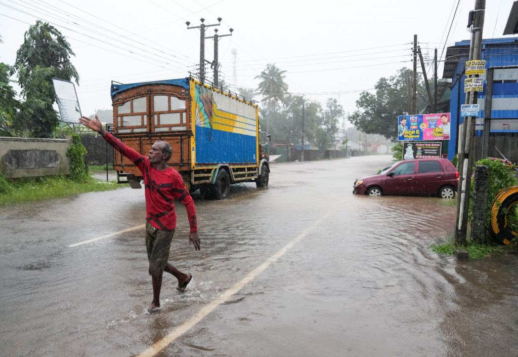 Srí Lanka od minulého týždňa bojuje s nepriaznivým počasím. Situácia sa vo štvrtok zhoršila pre silné dažde, ktoré zaplavili domy, polia i cesty a spôsobili zosuvy pôdy. FOTO: Reuters