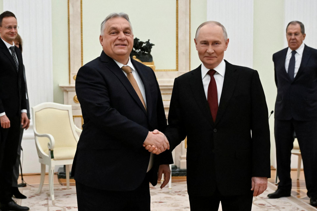 Rusk&yacute; prezident Vladimir Putin si pod&aacute;va ruku s maďarsk&yacute;m premi&eacute;rom Viktorom Orb&aacute;nom. FOTO: Reuters