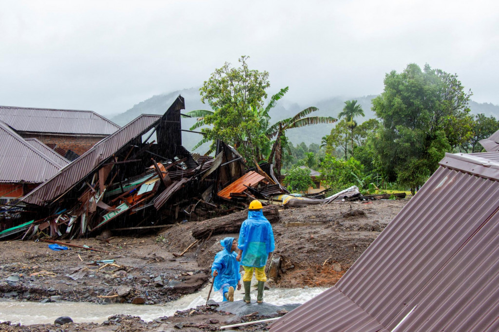 Obyvatelia si obzerajú oblasť zasiahnutú bleskovými povodňami po silných dažďoch na indonézskom ostrove Sumatra. FOTO: Reuters