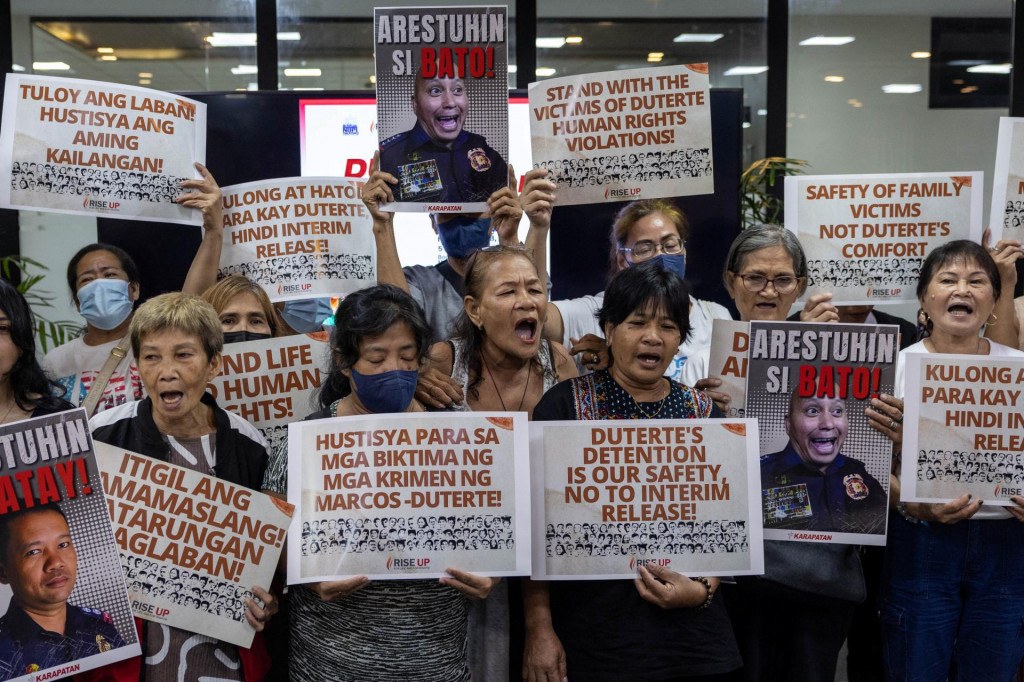 Rodiny obet&iacute; vojny proti drog&aacute;m a ich podporovatelia oslavuj&uacute; po tom, ako odvolac&iacute; sudcovia Medzin&aacute;rodn&eacute;ho trestn&eacute;ho s&uacute;du zamietli žiadosť o prepustenie b&yacute;val&eacute;ho filip&iacute;nskeho prezidenta Rodriga Duterteho. FOTO: Reuters