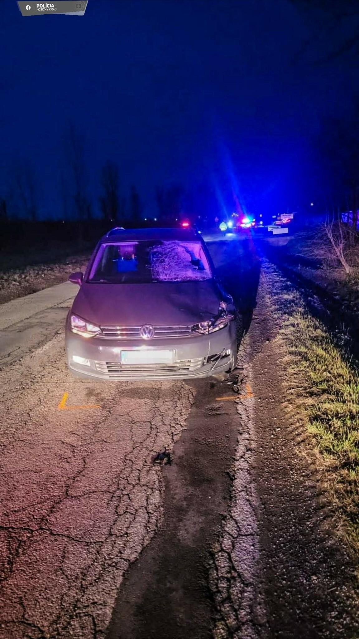 Tragická nehoda pri Veľkej Ide. Vodič obchádzal nerovnosti na vozovke, zrazil dvoch chodcov