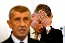 Čestný prezident strany Motoristi Filip Turek stojí za lídrom hnutia ANO Andrejom Babišom po podpísaní koaličnej zmluvy. FOTO: Reuters