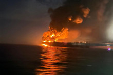 Plamene a hustý dym stúpajú z tankera po tom, čo výbuchy otriasli dvoma plavidlami z ruskej tieňovej flotily v Čiernom mori. FOTO: Reuters/Turecké generálne riaditeľstvo pre námorné záležitosti