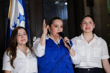 Ana Garciová, manželka bývalého prezidenta Hondurasu Juana Orlanda Hernandeza, sa rozpráva s médiami po boku svojich dcér Daniely a Isabelly. FOTO: Reuters