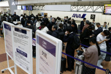 Cestujúci čakajú v rade pri storno pulte spoločnosti All Nippon Airways po tom, čo spoločnosť zrušila lety z dôvodu stiahnutia lietadla Airbus A320 z prevádzky. FOTO: Reuters/Kjódó